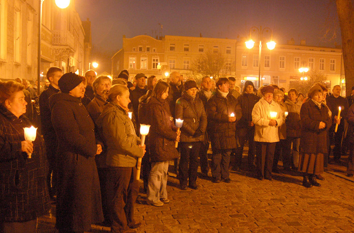 Wspólnie nieśli krzyż ulicami miasta