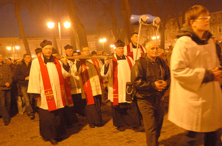 Wspólnie nieśli krzyż ulicami miasta
