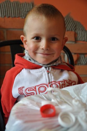 Zbierali nakrętki, aby pomóc Wojtkowi (GALERIA ZDJĘĆ)