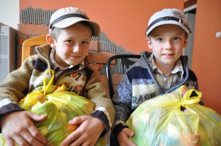 Zbierali nakrętki, aby pomóc Wojtkowi (GALERIA ZDJĘĆ)
