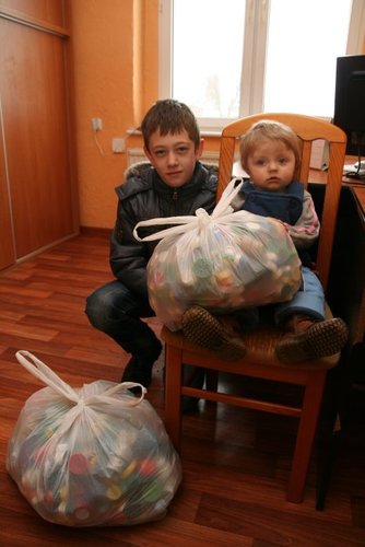 Zbierali nakrętki, aby pomóc Wojtkowi (GALERIA ZDJĘĆ)