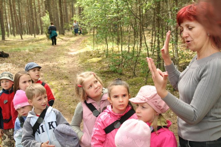 Dzieci szukały jabłek w lesie  GALERIA ZDJĘĆ