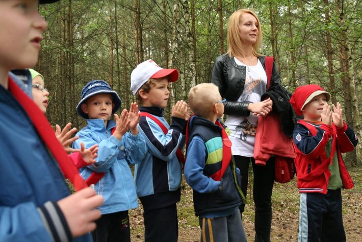 Dzieci szukały jabłek w lesie  GALERIA ZDJĘĆ