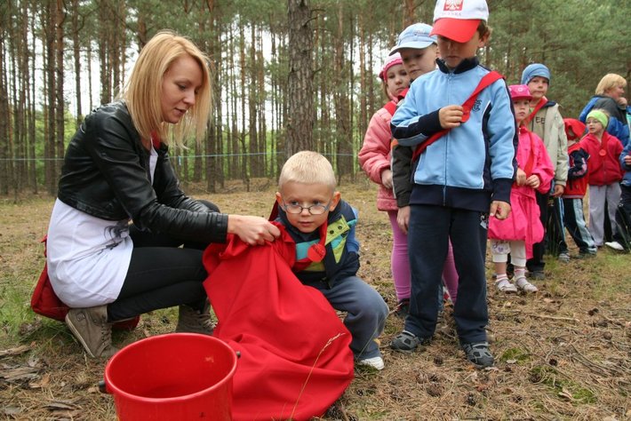 Dzieci szukały jabłek w lesie  GALERIA ZDJĘĆ