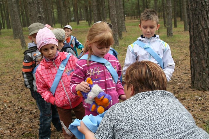 Dzieci szukały jabłek w lesie  GALERIA ZDJĘĆ