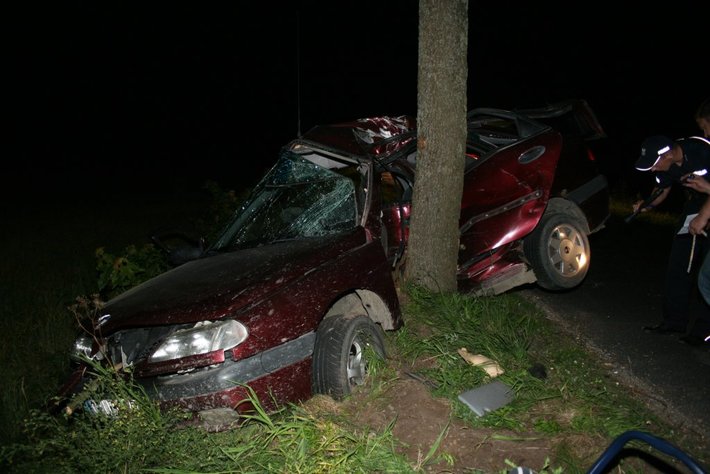 Rozbili się na drzewach. Zginęły 2 osoby ZDJĘCIA