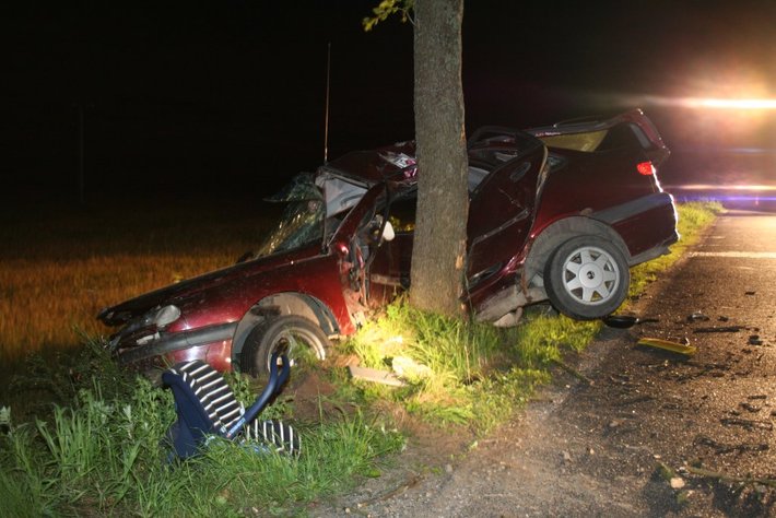 Rozbili się na drzewach. Zginęły 2 osoby ZDJĘCIA