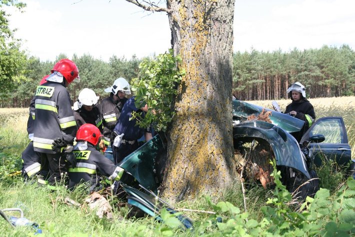 Rozbili się na drzewach. Zginęły 2 osoby ZDJĘCIA