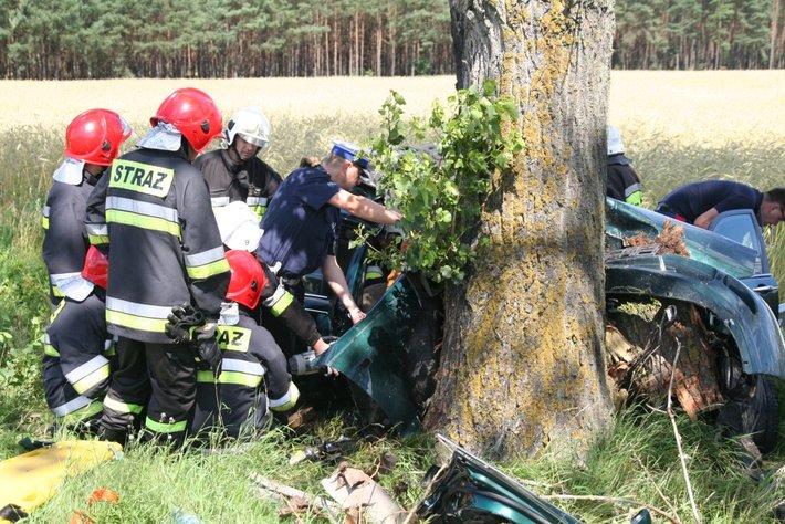 Rozbili się na drzewach. Zginęły 2 osoby ZDJĘCIA