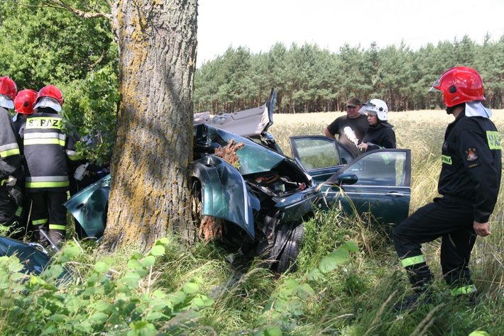 Rozbili się na drzewach. Zginęły 2 osoby ZDJĘCIA