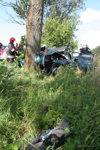 Rozbili się na drzewach. Zginęły 2 osoby ZDJĘCIA