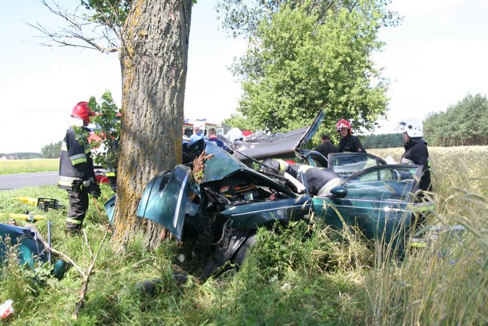 Rozbili się na drzewach. Zginęły 2 osoby ZDJĘCIA