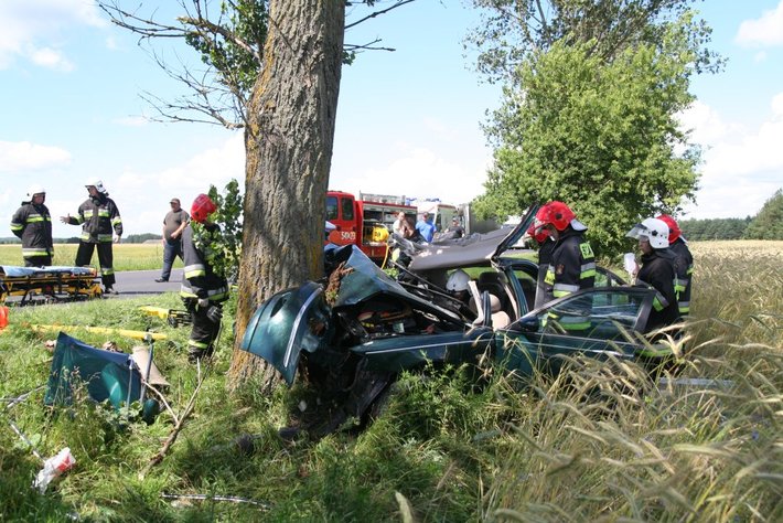 Rozbili się na drzewach. Zginęły 2 osoby ZDJĘCIA