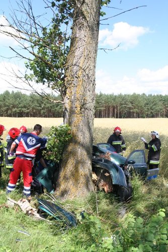 Rozbili się na drzewach. Zginęły 2 osoby ZDJĘCIA