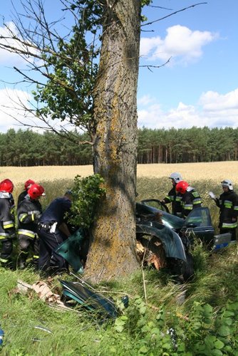 Rozbili się na drzewach. Zginęły 2 osoby ZDJĘCIA