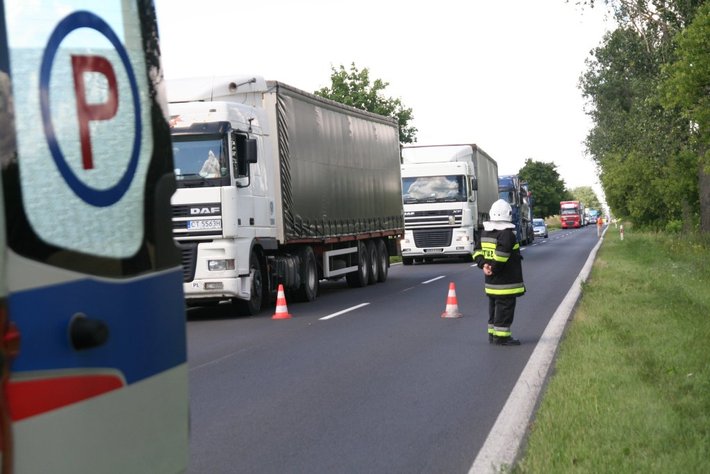 Rozbili się na drzewach. Zginęły 2 osoby ZDJĘCIA