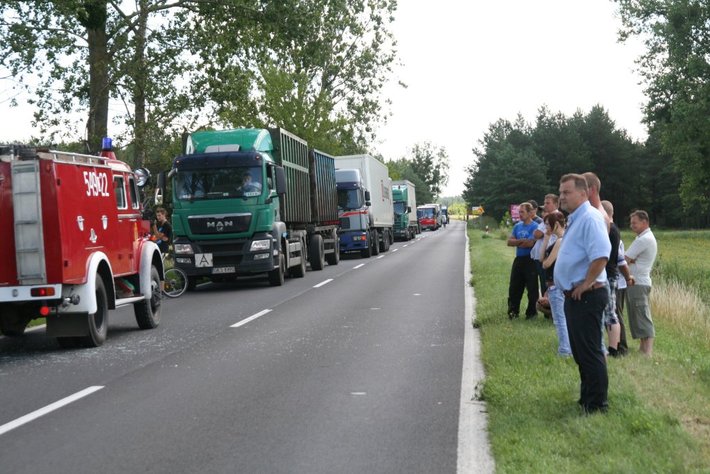 Rozbili się na drzewach. Zginęły 2 osoby ZDJĘCIA