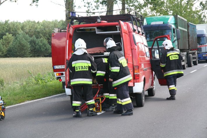 Rozbili się na drzewach. Zginęły 2 osoby ZDJĘCIA