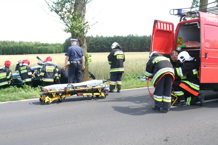 Rozbili się na drzewach. Zginęły 2 osoby ZDJĘCIA