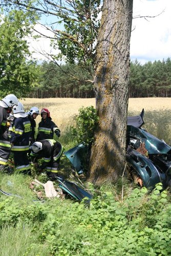 Rozbili się na drzewach. Zginęły 2 osoby ZDJĘCIA