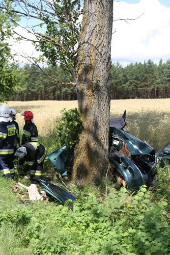 Rozbili się na drzewach. Zginęły 2 osoby ZDJĘCIA