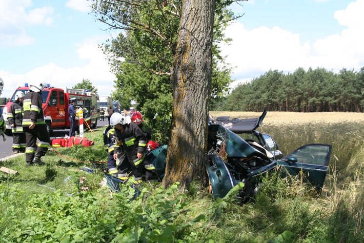 Rozbili się na drzewach. Zginęły 2 osoby ZDJĘCIA