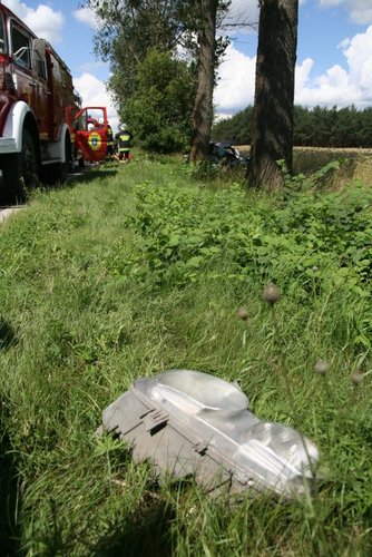 Rozbili się na drzewach. Zginęły 2 osoby ZDJĘCIA