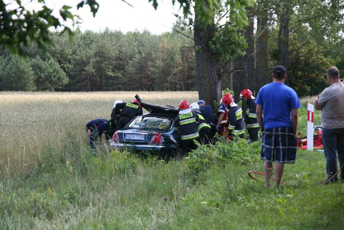 Rozbili się na drzewach. Zginęły 2 osoby ZDJĘCIA