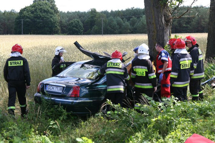 Rozbili się na drzewach. Zginęły 2 osoby ZDJĘCIA