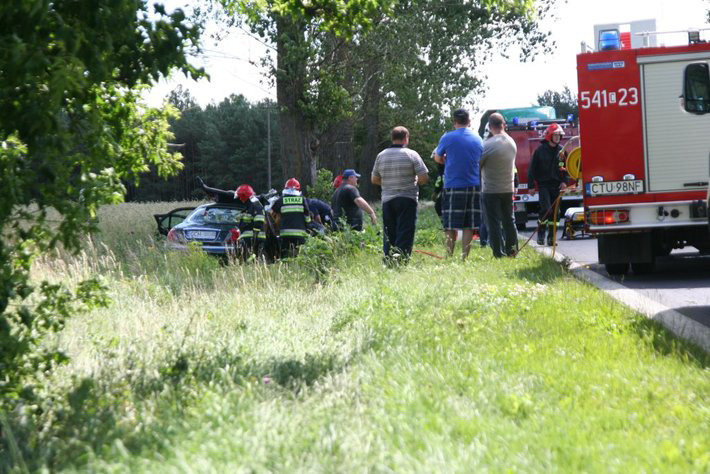 Rozbili się na drzewach. Zginęły 2 osoby ZDJĘCIA