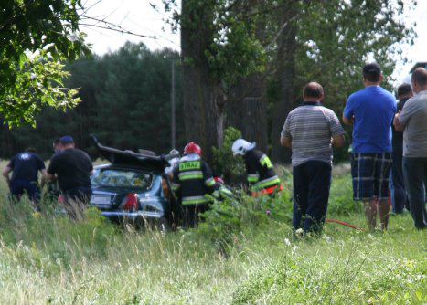 Rozbili się na drzewach. Zginęły 2 osoby ZDJĘCIA