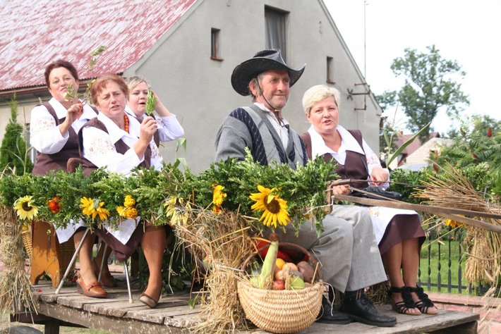 Kolorowe wozy w jabłkowej wsi GALERIA ZDJĘĆ