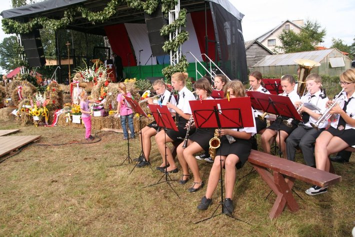 Kolorowe wozy w jabłkowej wsi GALERIA ZDJĘĆ