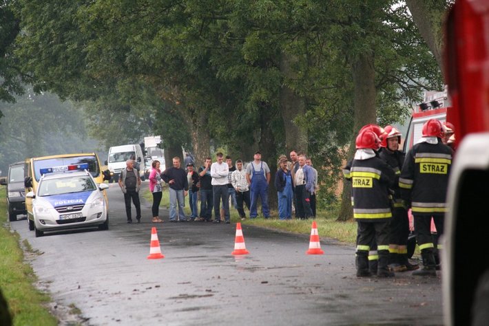 Uderzyła w drzewo. Zmarła w szpitalu ZDJĘCIA