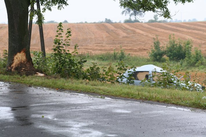 Uderzyła w drzewo. Zmarła w szpitalu ZDJĘCIA