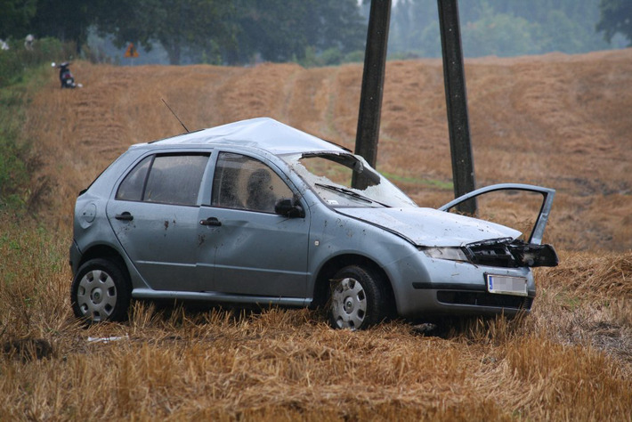 Uderzyła w drzewo. Zmarła w szpitalu ZDJĘCIA