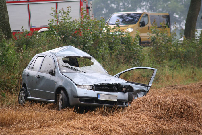 Uderzyła w drzewo. Zmarła w szpitalu ZDJĘCIA
