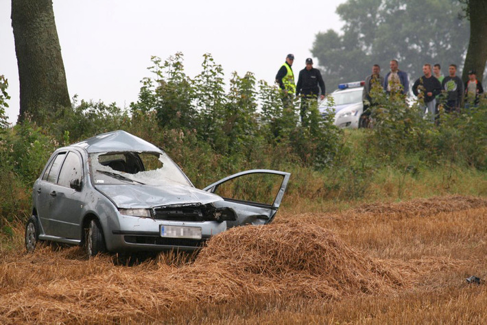 Uderzyła w drzewo. Zmarła w szpitalu ZDJĘCIA