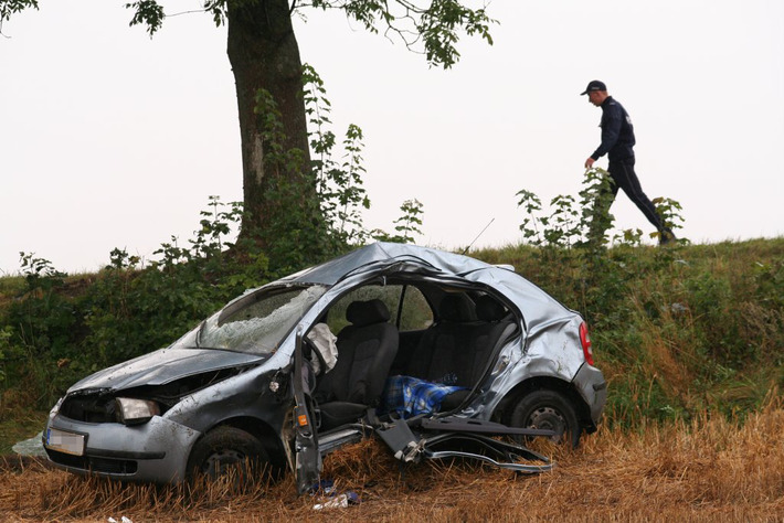 Uderzyła w drzewo. Zmarła w szpitalu ZDJĘCIA