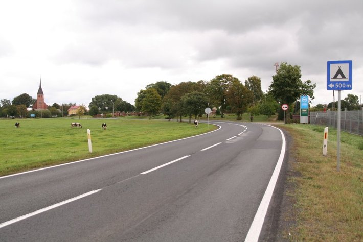 Ford wyleciał z zakrętu ZDJĘCIA