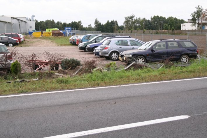 Ford wyleciał z zakrętu ZDJĘCIA