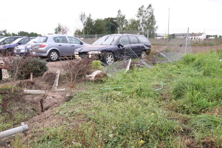 Ford wyleciał z zakrętu ZDJĘCIA