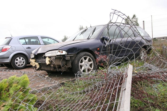 Ford wyleciał z zakrętu ZDJĘCIA