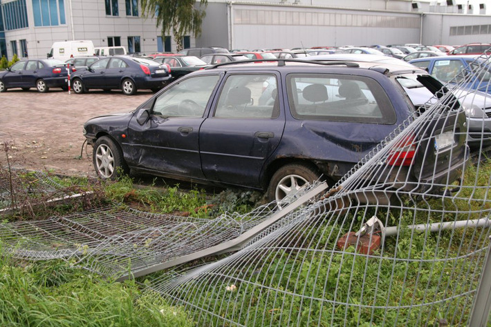 Ford wyleciał z zakrętu ZDJĘCIA