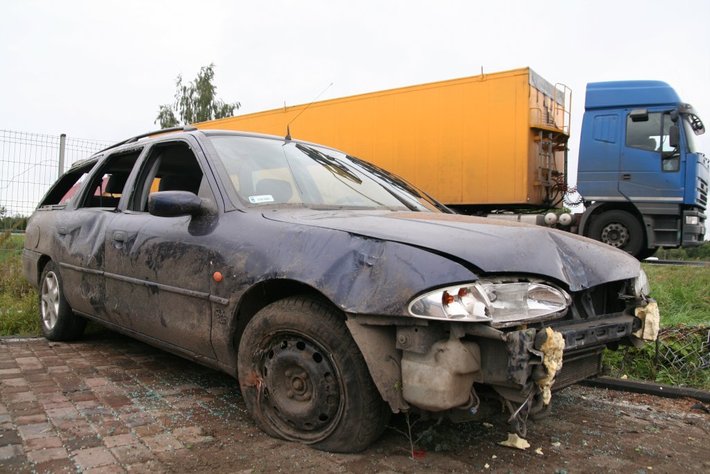 Ford wyleciał z zakrętu ZDJĘCIA