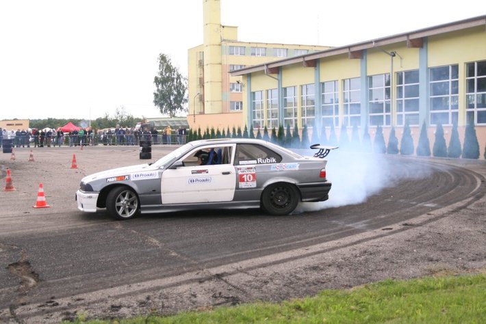 Zdzierali opony, by pomóc potrzebującym GALERIA ZDJĘĆ