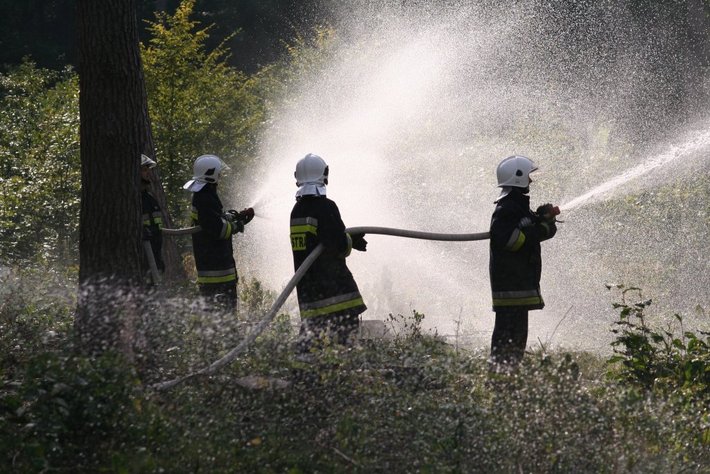 Strażacy podłożyli ogień... GALERIA ZDJĘĆ