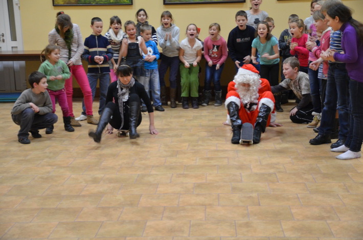 Mikołaja popisy na... deskorolce