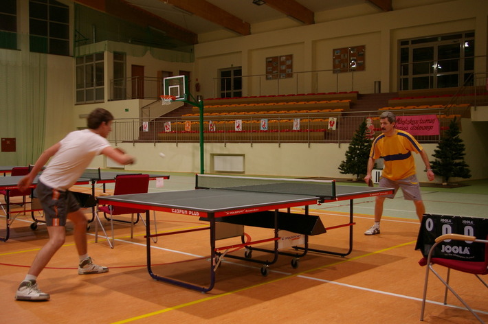 Miłośnicy ping ponga zagrali w mikołajki ZDJĘCIA