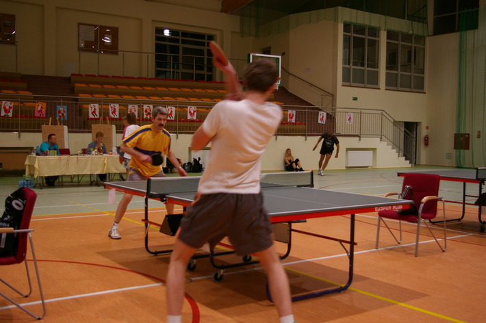 Miłośnicy ping ponga zagrali w mikołajki ZDJĘCIA